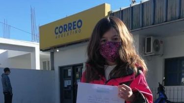 Celina, el día que fue a entregar su carta. (Gentileza).-