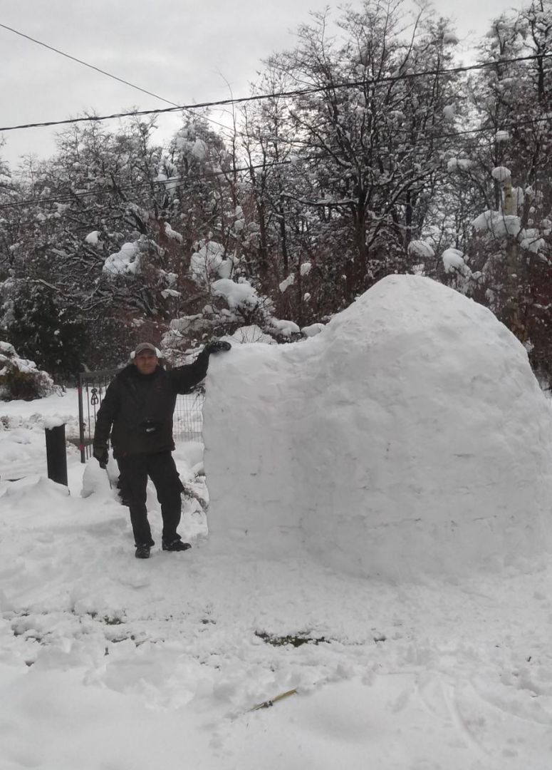 El vecino de Villa la Angostura aprovechó la llegada de la nieve para construir un iglú. (Gentileza Diario Andino).-