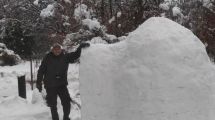 Imagen de Mirá el iglú que construyó un vecino de Villa la Angostura