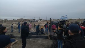 Fueron intimados, pero decidieron continuar con la toma del polígono en Roca