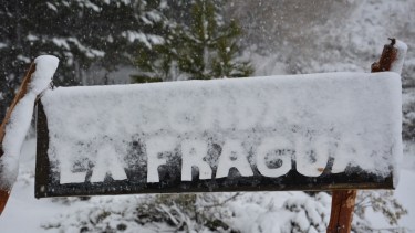 Postales de la nevada en una cascada del norte neuquino
