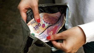 Casi 9 de cada 10 familias argentinas terminaron junio con deudas sin pagar