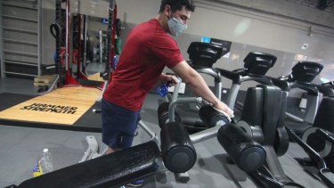 La desinfección de las máquinas debe ser constante. (Foto: Oscar Livera)