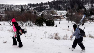 Niños, jóvenes y adultos de Bariloche sacaron las tablas de esquí y snowboard para disfrutar de la nieve cerca de casa. Foto: Alfredo Leiva