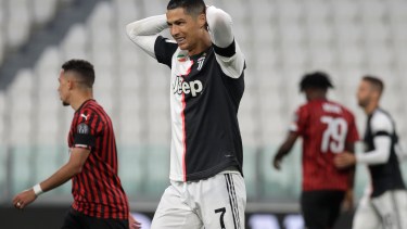 La nueva (a)normalidad. Cristiano Ronaldo marró un penal para Juventus a los 15 minutos de partido. (AP Photo/Luca Bruno)