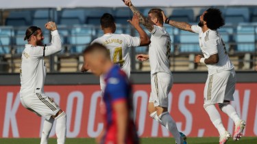 Toni Kroos celebra el primer gol de su equipo ante el Eibar, en el estadio Alfredo Di Stefano. (AP Photo/Bernat Armangue)