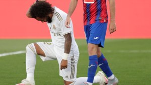Marcelo celebra su gol para el Real Madrid homenajeando la lucha antirracista