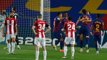 Ivan Rakitic celebra su gol junto a Lionel Messi, quien lo asistió en el tanto con que el blaugrana le ganó 1-0 al Bilbao. (AP Photo/Joan Monfort)