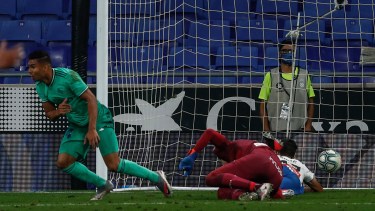 Casemiro anotó el único gol con que el Real Madrid ganó en Cataluña. (AP Photo/Joan Monfort)