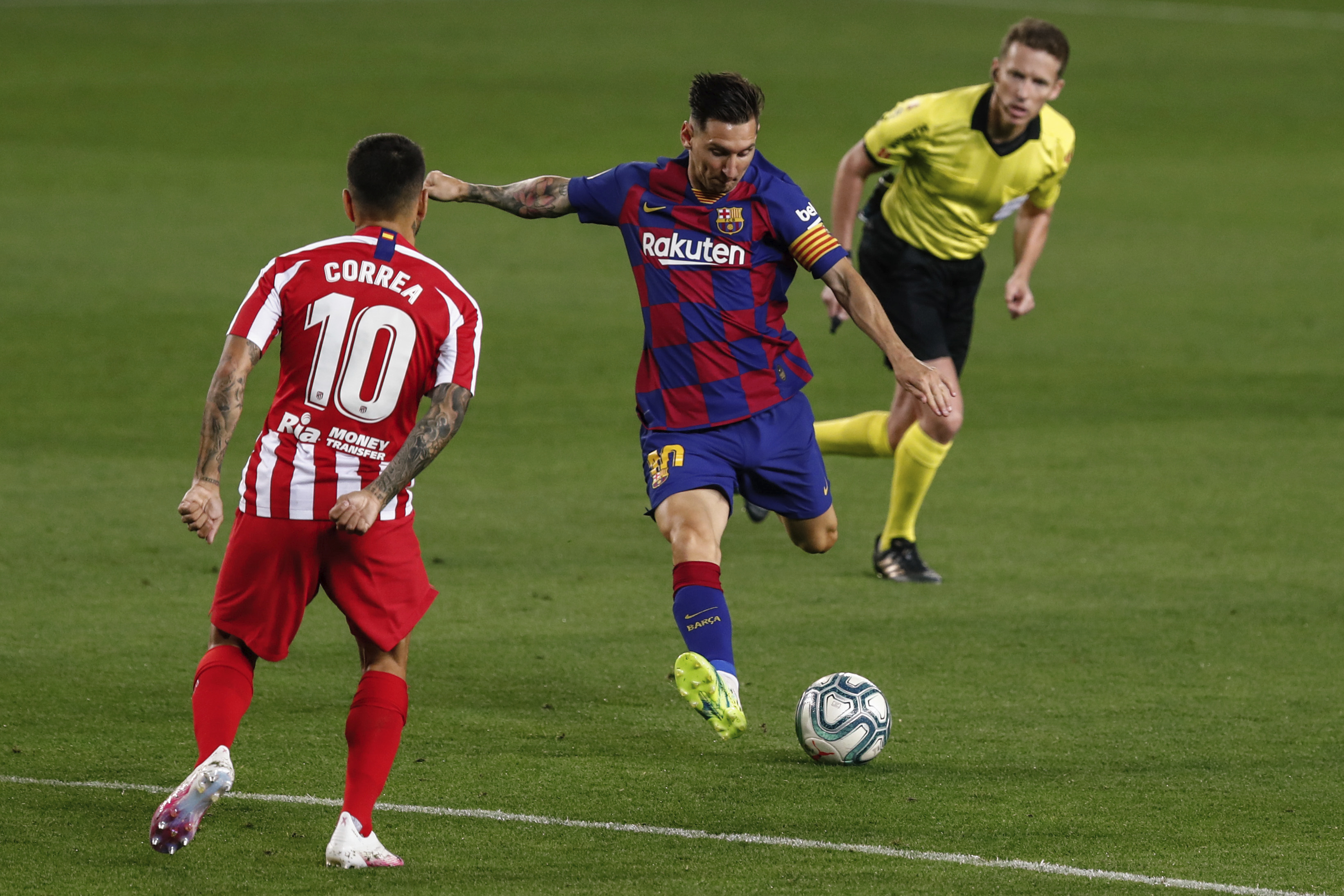 Messi, con nuevo look, remata ante la presencia de Ángel Correa. (AP Photo/Joan Monfort)