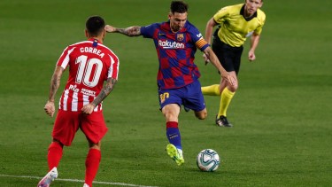 Messi, con nuevo look, remata ante la presencia de Ángel Correa. (AP Photo/Joan Monfort)
