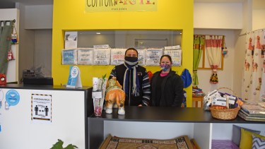 Matías y Flavia se animaron a dar el paso, renunciaron a sus trabajos como empleados y abrieron su comercio en Avenida Roca al 175. (Fotos: Juan Thomes)