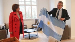La bandera tejida que recibió Fernández salió de Valcheta