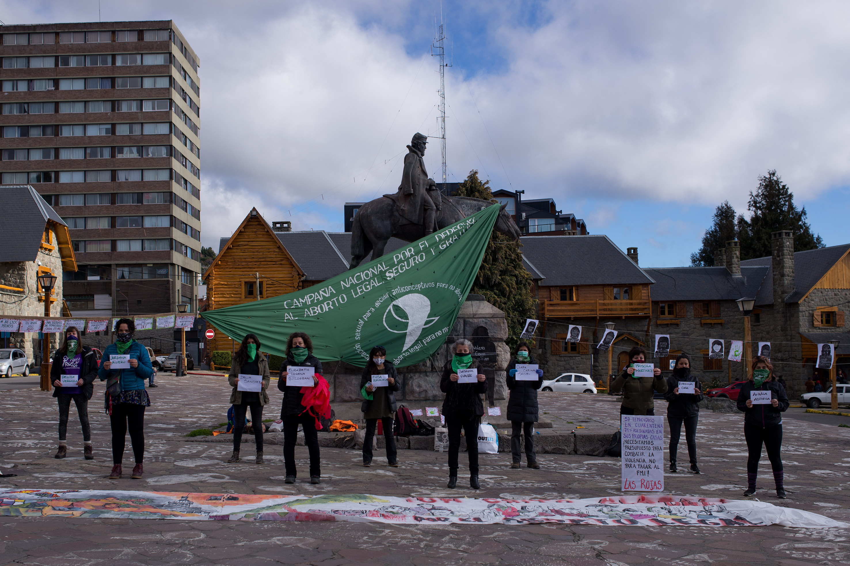 Mujeres del movimiento Ni Una Menos colocaron un enorme pañuelo verde en el Centro Cívico como parte de la intervención por los 5 años de Ni Una menos. Foto: Marcelo Martinez