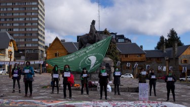 Mujeres del movimiento Ni Una Menos colocaron un enorme pañuelo verde en el Centro Cívico como parte de la intervención por los 5 años de Ni Una menos. Foto: Marcelo Martinez