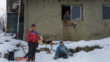 Bariloche 27/06/20 Las niñas y niños de los barrios del Alto se divierten en la nieve en plena nevada durante la cuarentena por coronavirus. Foto: Marcelo Martínez