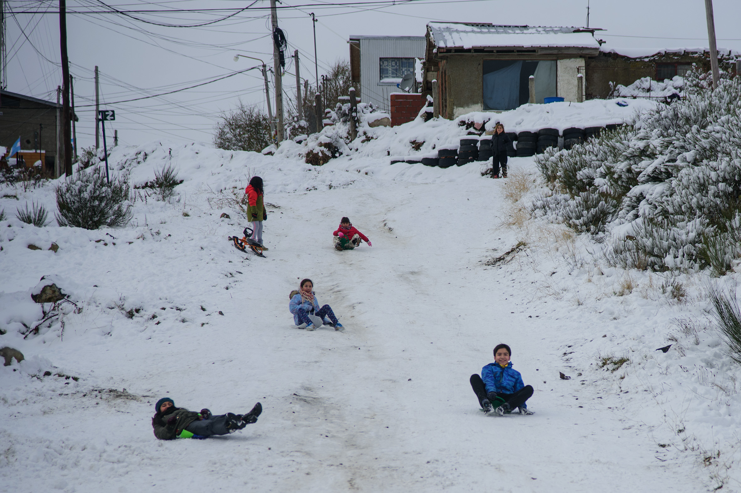 Niñas y niños de los barrios del Alto de Bariloche se divierten en la nieve tras semanas de cuarentena por el coronavirus. Foto: Marcelo Martínez