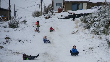 Niñas y niños de los barrios del Alto de Bariloche se divierten en la nieve tras semanas de cuarentena por el coronavirus. Foto: Marcelo Martínez