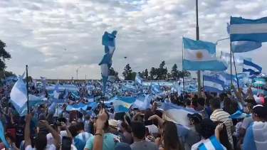 El sábado hubo un banderazo contra la medida nacional. Foto SRN