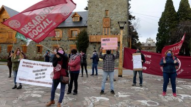 Con distancia y barbijos, ATE reclamó en el centro Cívico de Bariloche. Foto: Alfredo Leiva