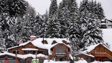 El cerro Catedral, con nieve pero sin turistas. Foto: Alfredo Leiva