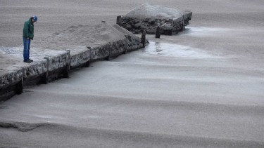 Las cenizas volcánicas cubrieron el lago Nahuel huapi en la costa de Bariloche el 4 de junio de 2011. Archivo Chino Leiva