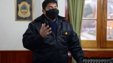 El jefe de la Regional Tercera, Gustavo Javier Llanqueleo, recibió a los referentes de los barrios del este. Foto: Alfredo Leiva