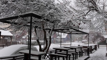 Los decks de cervecerías de Bariloche lucen vacíos desde mediados de marzo. Los más optimistas esperan turistas para septiembre. Archivo