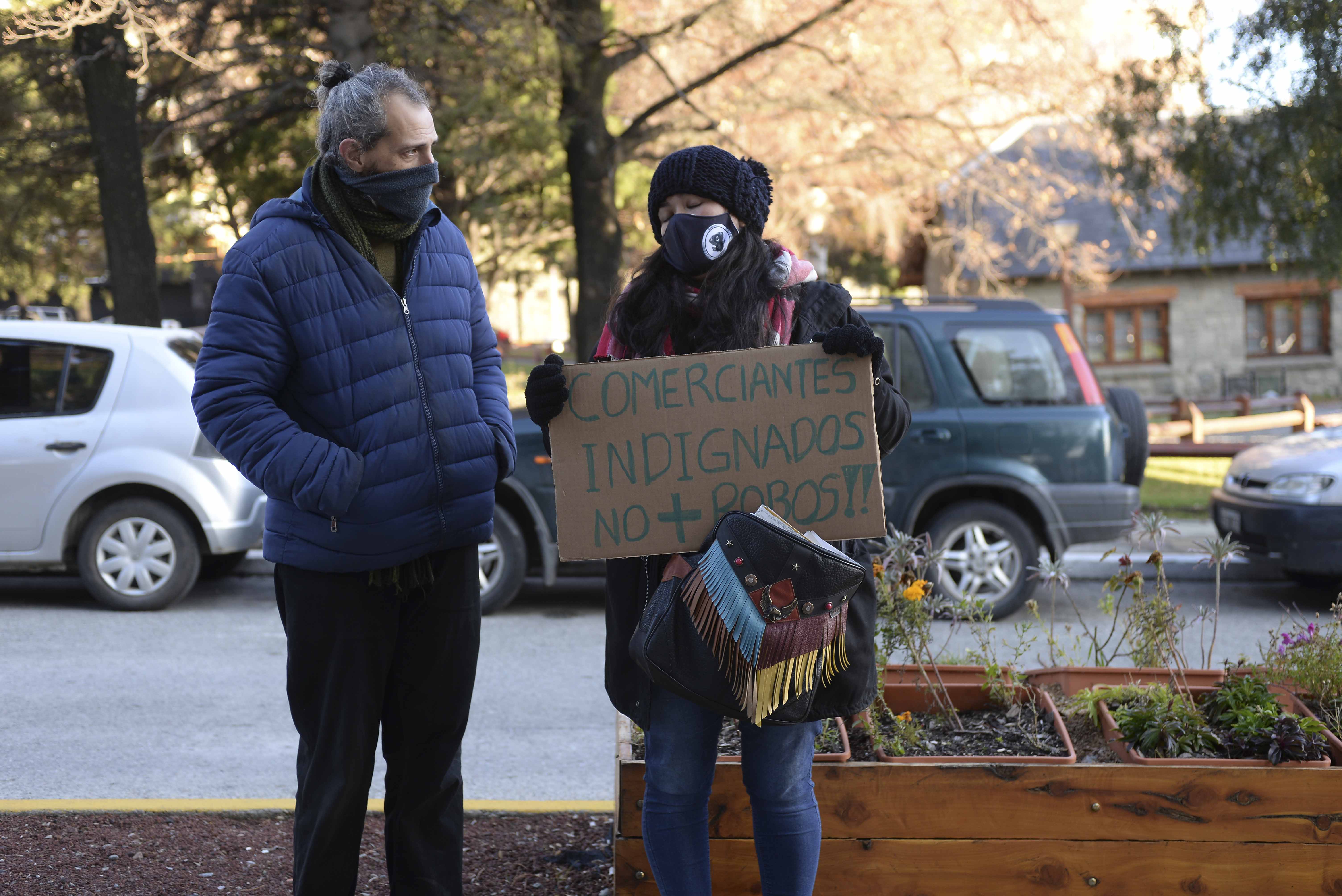 Comerciantes de diversos sectores de Bariloche se manifestaron en el Centro Cívico por la inseguridad y la crisis. Foto: Alfredo Leiva