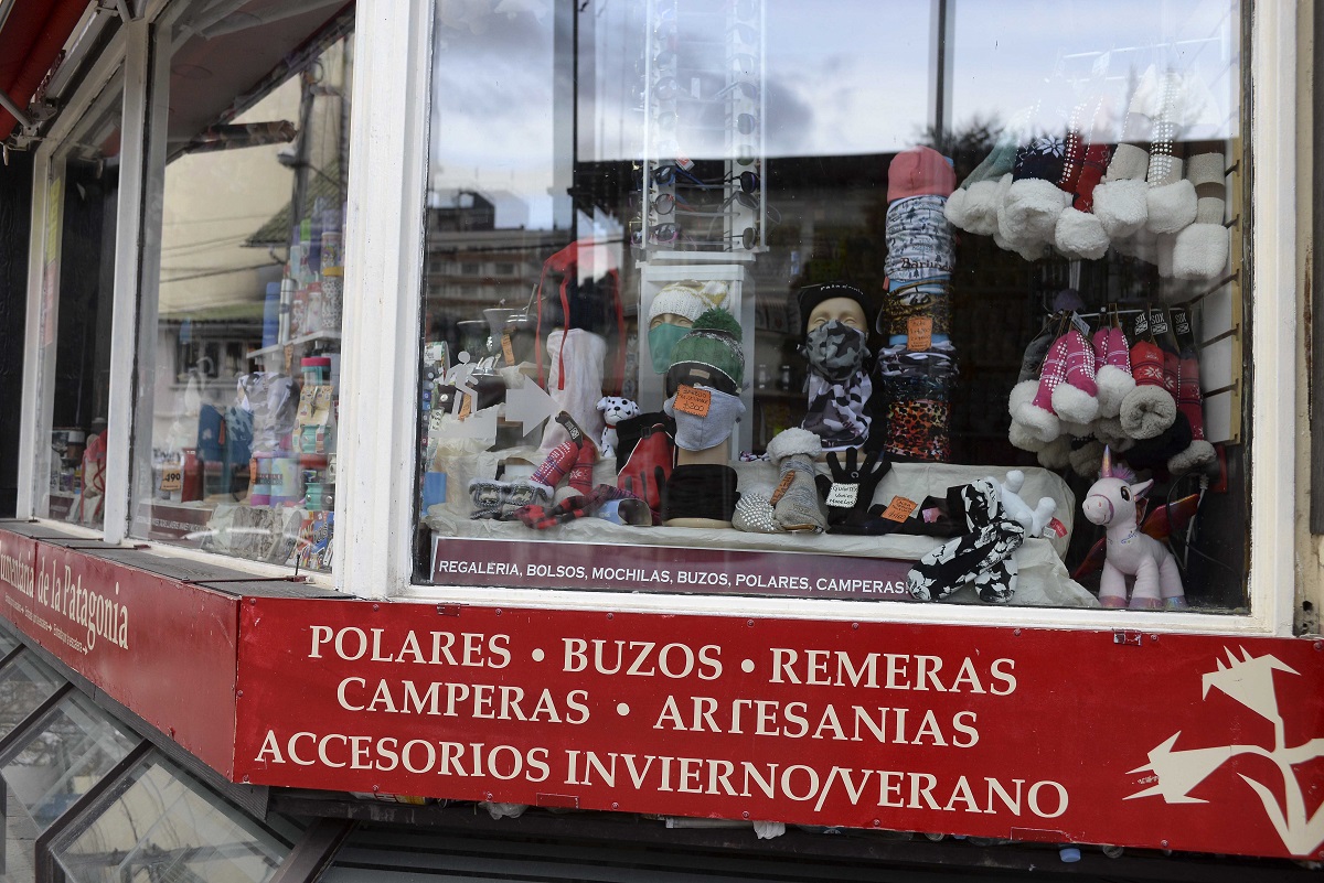 En la calle Mitre de Bariloche se evidencia la falta de turistas y la parálisis de los negocios. Foto: Alfredo Leiva
