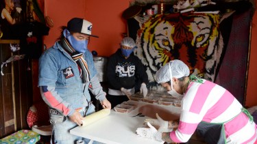 Eduardo Jara, Silvina Vera y Marina ortega, trabajan en el merendero Alihuen y ofrecen comida a personas que lo necesitan en Bariloche. Foto: Alfredo Leiva