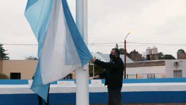 No hubo acto por el día de la bandera. Se izó el pabellón nacional temprano 