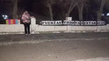 Vecinos pegaron esta pancarta frente al hotel donde se encuentran alojados pacientes con COVID. (Foto: Gentileza)