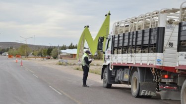 Los controles en los accesos a Los Menucos son más rigurosos. (foto: gentileza).