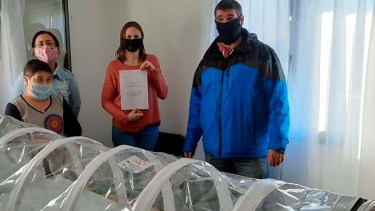 El vecino Jorge Lavín, quien colaboro con el grupo "Mujeres Solidarias" entregó las dos cápsulas plegables a los trabajadores del hospital. 