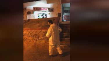 Anoche, el subsecretario municipal de Limpieza Urbana transmitió la desinfección del frente del ADOS. (Captura).-