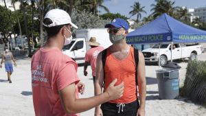 Las playas de Miami abrieron después de 90 días con embajadores de distancia social