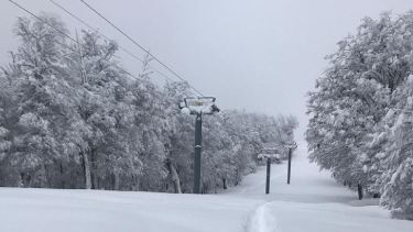 Esquí: en Chapelco trabajan en la montaña con la esperanza de poder abrir