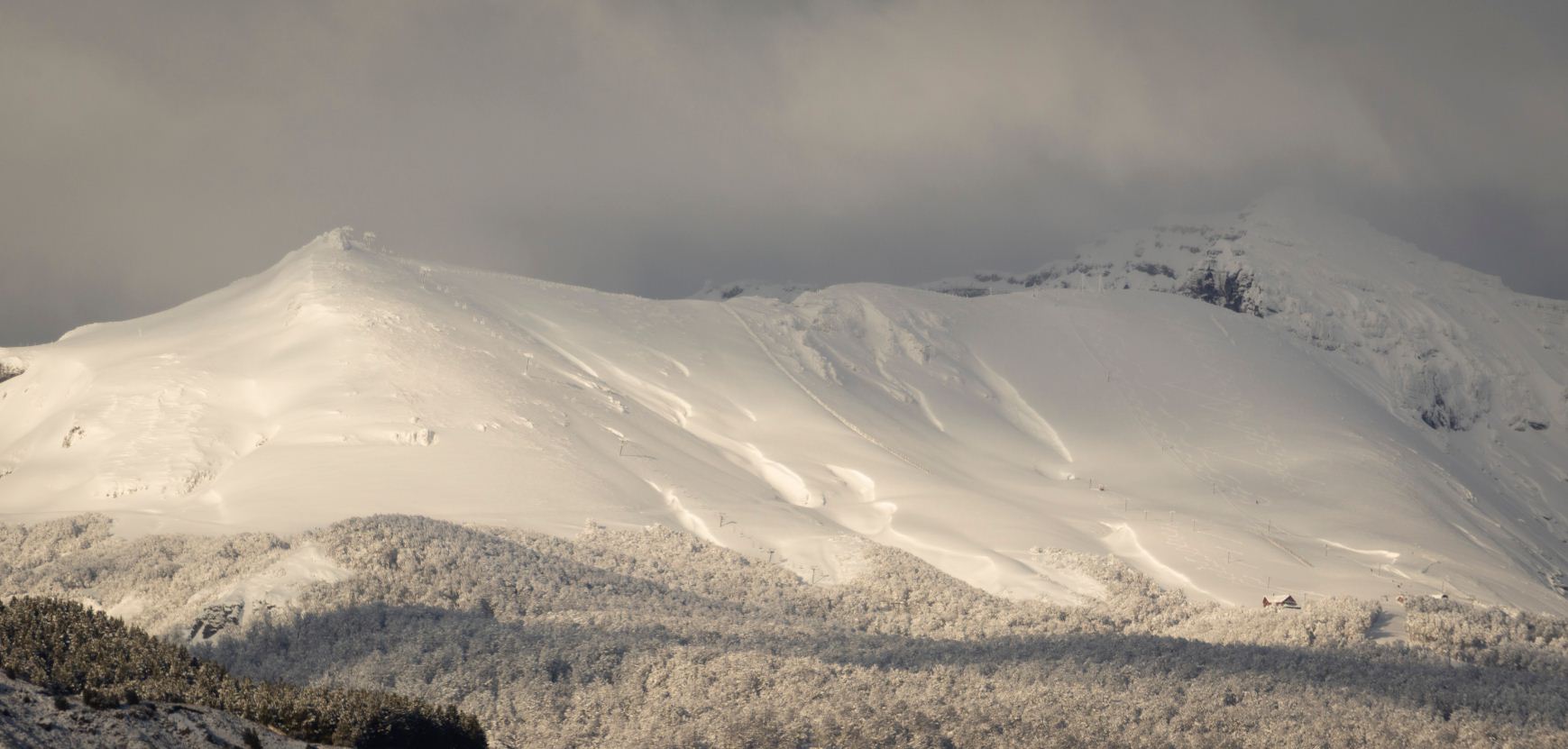 Panorámica. Así se veía el cerro ayer después de las últimas nevadas. Foto: Patricio Rodríguez