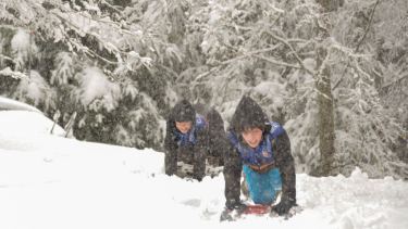 Sonrisas en la nevada de ayer en San Martín de los Andes. Foto: Patricio Rodríguez