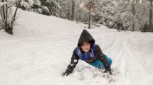 Imagen de Los chicos se divierten en el bosque nevado de San Martín de los Andes
