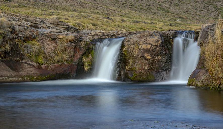 Pequeña cascada de unos de los arroyos afluentes del río Lileo en las cercanías de Los Miches. Foto de Ricardo Kleine Samson.