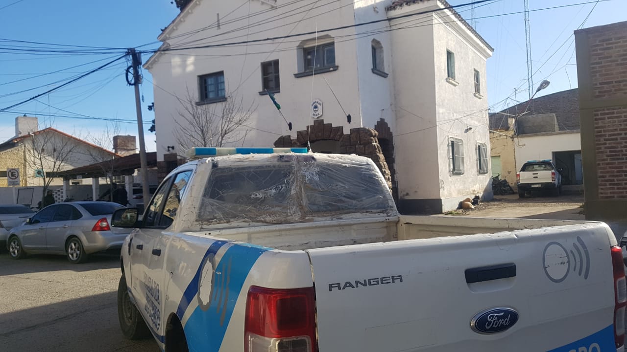 Personal policial fue alertado del robo por un vecino que pasó frente al local comercial.