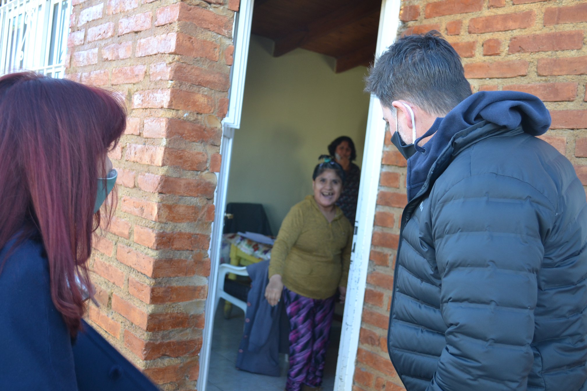 En Maquinchao, junto a la intendenta Silvina Frias, el ministro visitó a Rosita. (Foto: gentileza).