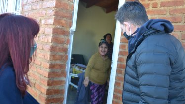 En Maquinchao, junto a la intendenta Silvina Frias, el ministro visitó a Rosita. (Foto: gentileza).