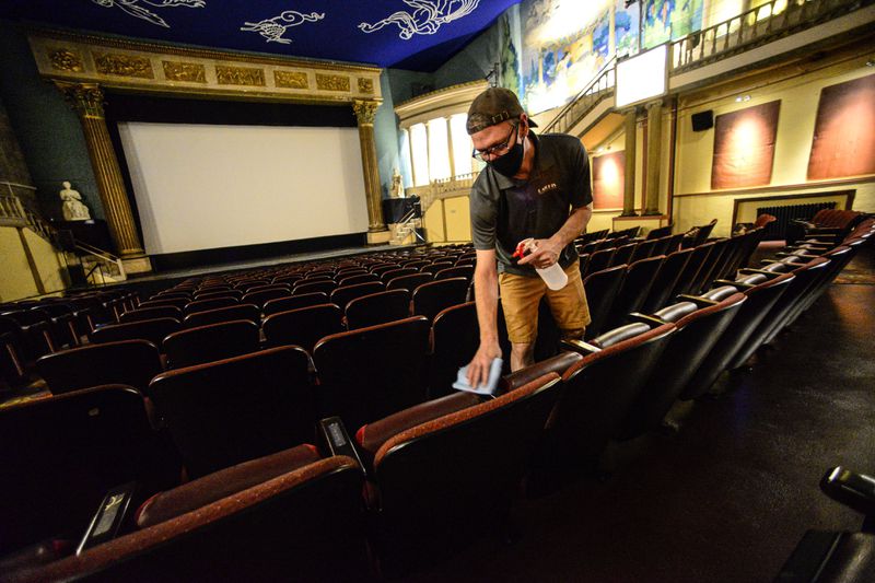 Uno de los gerentes del Latchis Theatre, encargándose de la desinfección de la sala para la fecha de reapertura. (Scott Krause/AP)