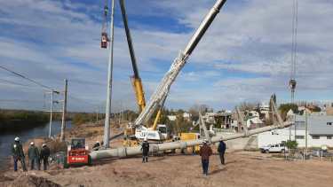 Dos grúas removieron la estructura de hormigón. Foto: Prensa EPEN.