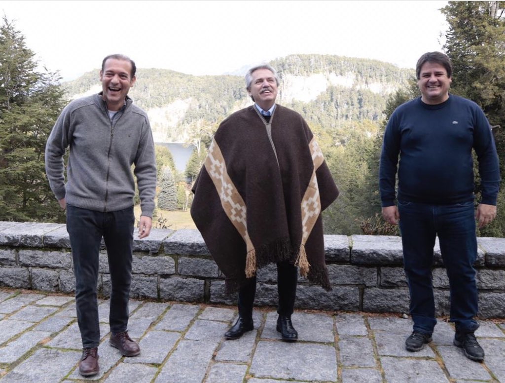 Guriérrez, Fernández y Gaido posan para la foto en el Messidor.  Foto: Twitter @la_mpn