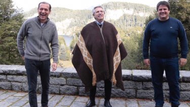Guriérrez, Fernández y Gaido posan para la foto en el Messidor.  Foto: Twitter @la_mpn