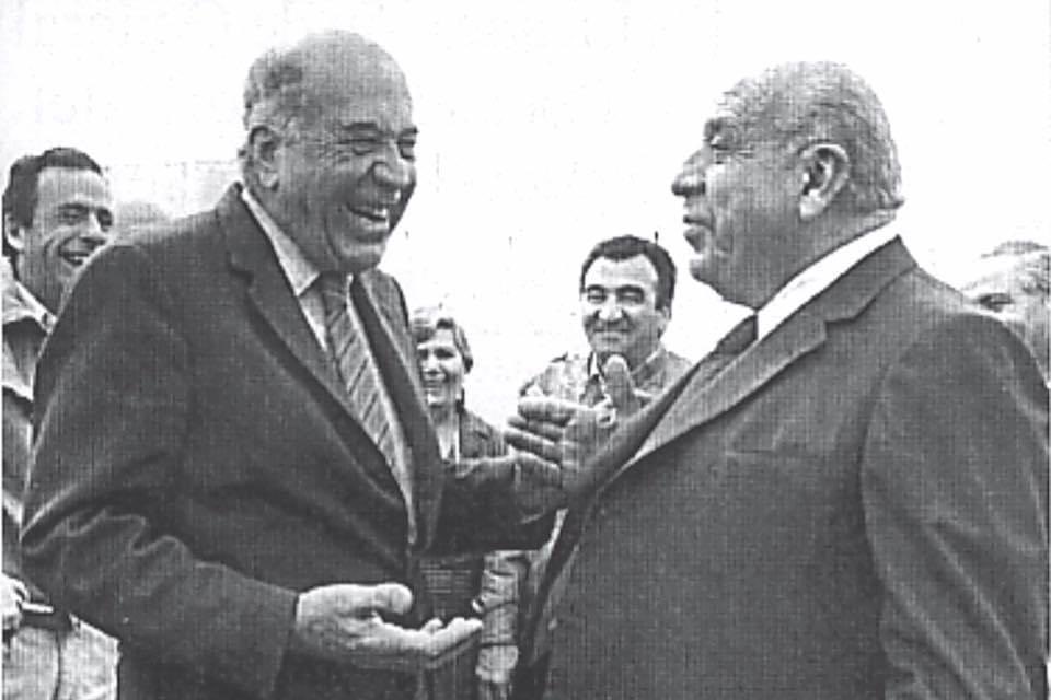 Felipe y Elías Sapag; detrás el entonces intendente Balda y el vicegobernador Forni. Tiempos de hegemonía en el MPN.